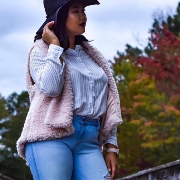 Women’s Fuzzy Sherpa Fleece open front Vest - Picture 5 of 10